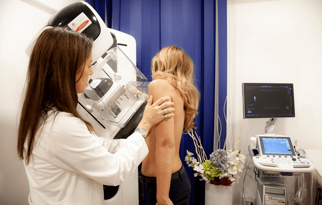 Non solo tumore: cosa può rilevare la visita senologica