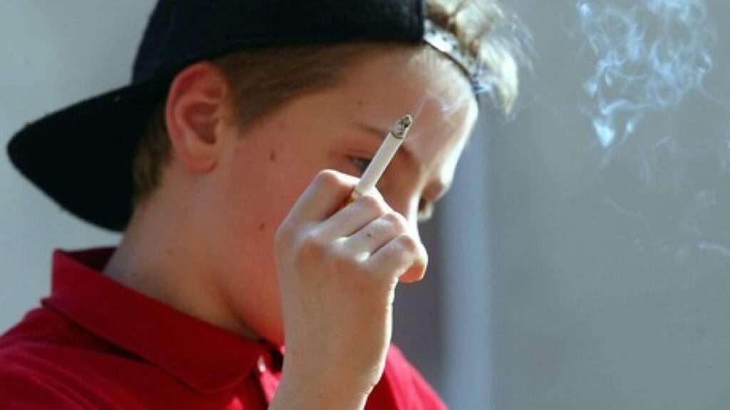 Allarme fumo: serve un nuovo approccio per proteggere i giovani