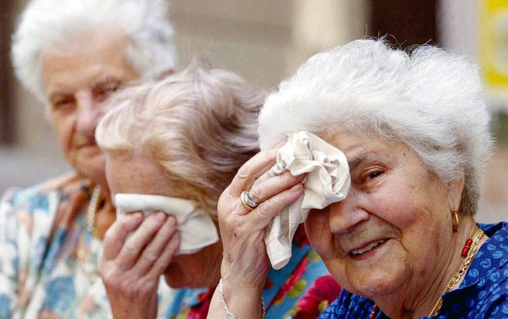L’importanza di un controllo costante sugli anziani e sui bambini quando il caldo estremo incombe 