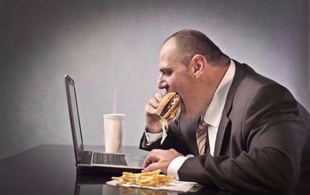 Il peso degli alimenti ultraprocessati come una delle cause principali dell'obesità