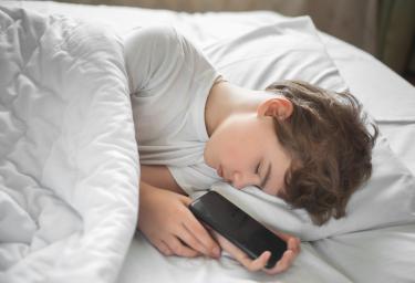 Perché i social incidono su emozioni e riposo dei nostri giovani