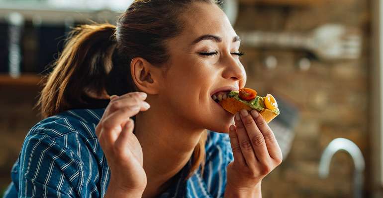 A tavola vince la moderazione: meno carne, dolci e alcol. I giovani mostrano consapevolezza