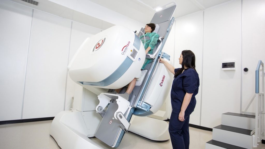 Per i pazienti obesi o claustrofobici, quali vantaggi offre questo tipo di esame?