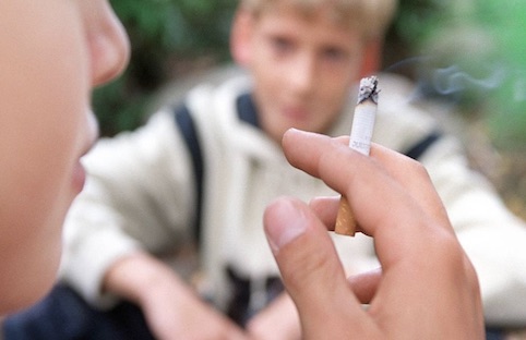 Giovani e nicotina: il rischio sigarette inizia presto